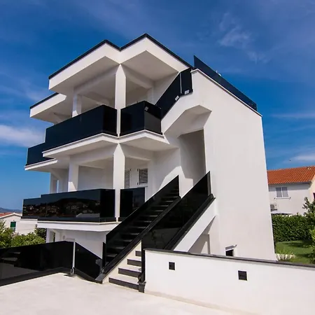 Black Apartamento