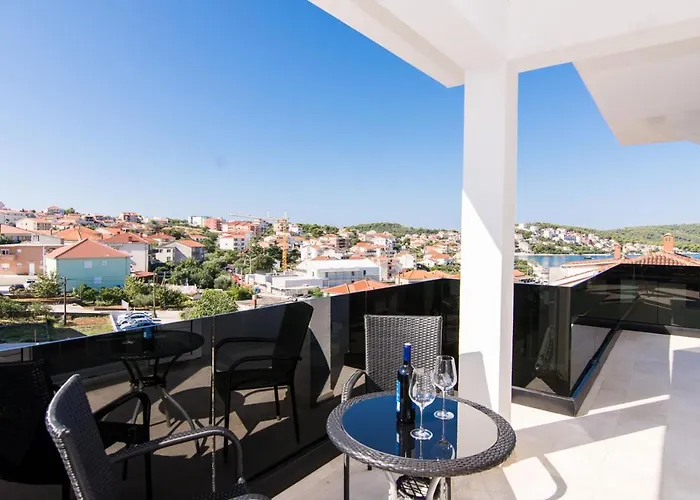 Black * Trogir