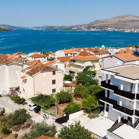 Black * Trogir